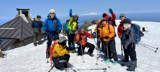 スキーとつぼ足隊に分かれて月山
