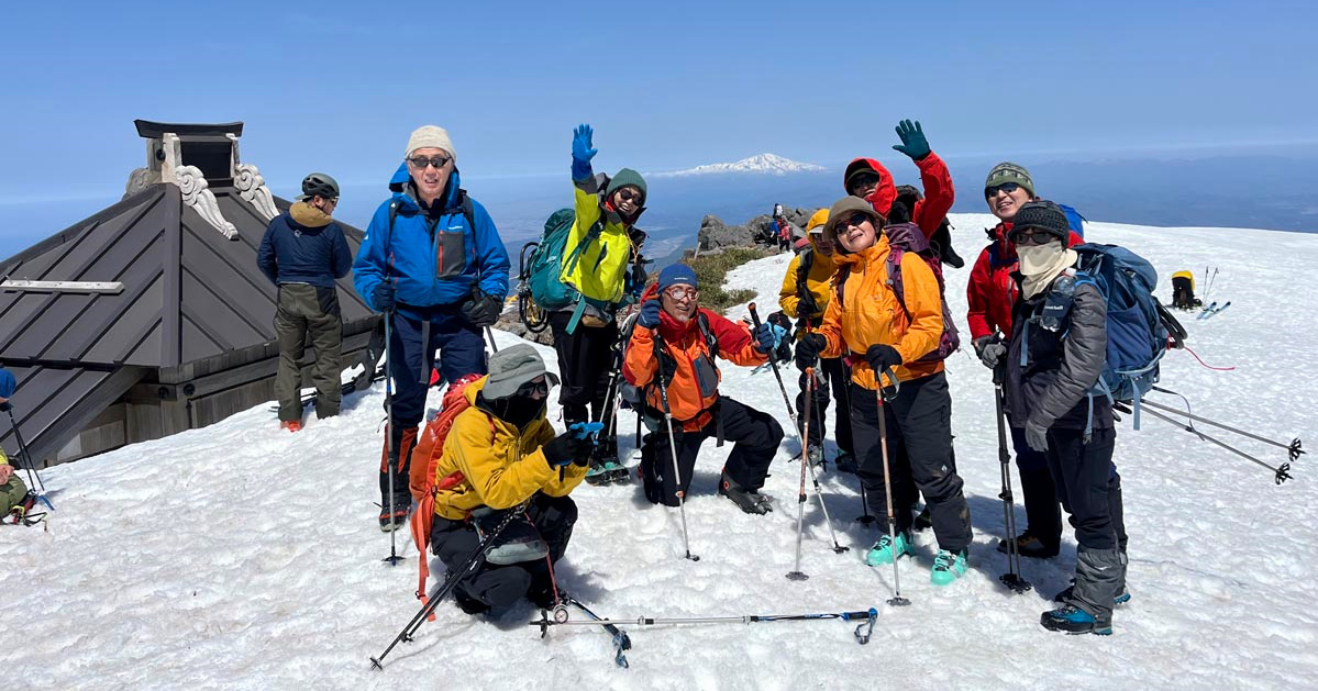 スキーとつぼ足隊に分かれて月山